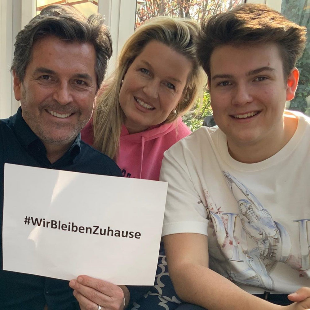 توماس آندرس و خانواده در جنبش در خانه می مانیم با هشتگ #WirBleibenZuhause ( در خانه میمانیم) 